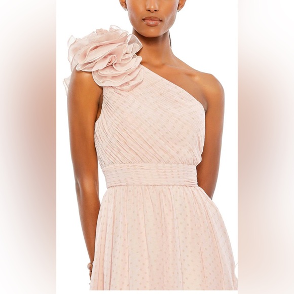 Mac Duggal Evening/Formal Dress - Picture 3 of 7